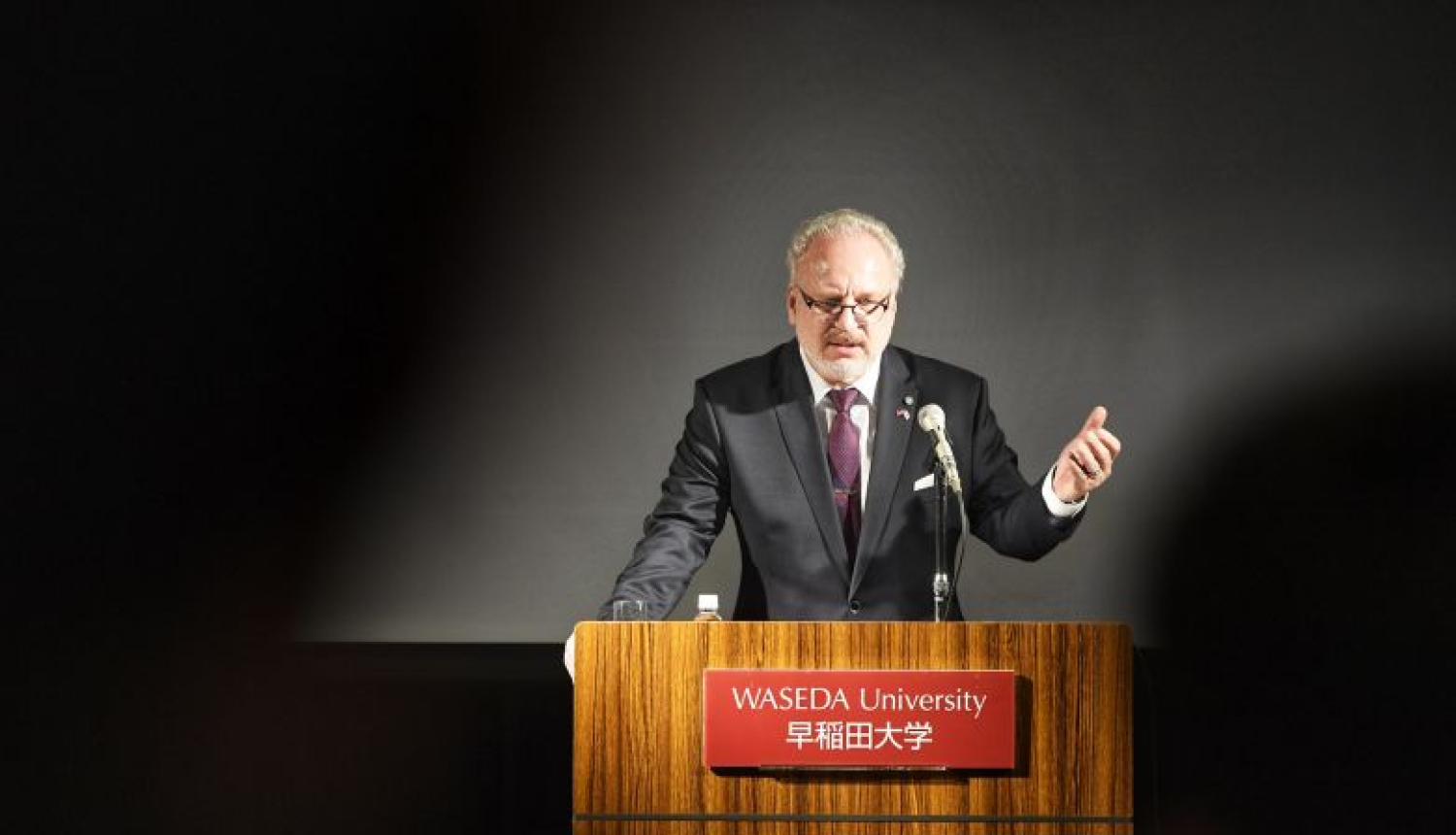 Valsts prezidents lasa lekciju Vasedas Universitātē Japānā