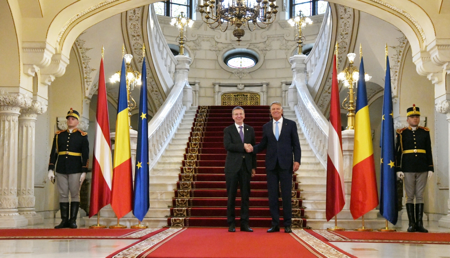 Edgars Rinkēvičs un Klauss Verners Johanniss sarokojas uz kāpnēm