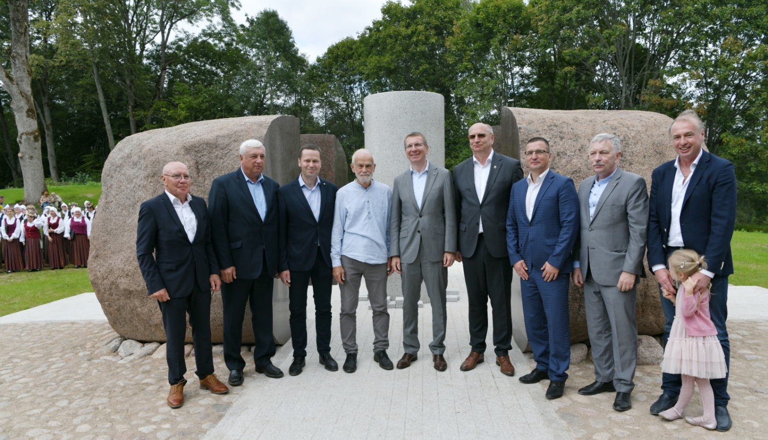 Valsts prezidents Sunākstē atklāj tēlniecisku vides objektu “Gaismas vārti”