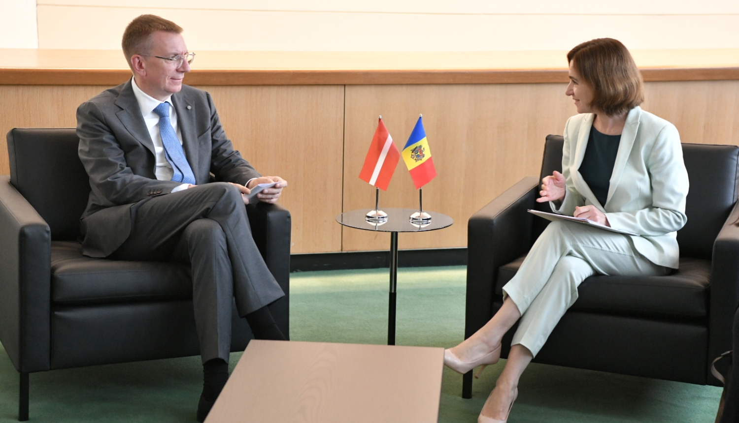 Edgars Rinkēvičs un Maija Sandu sēž viens otram pretī un sarunājas