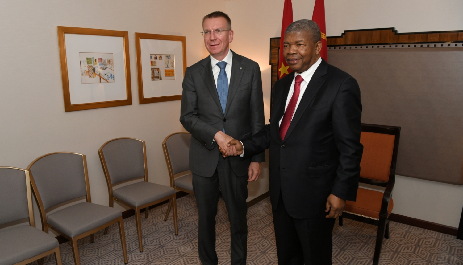 Latvijas un Angolas prezidenti sarokojas