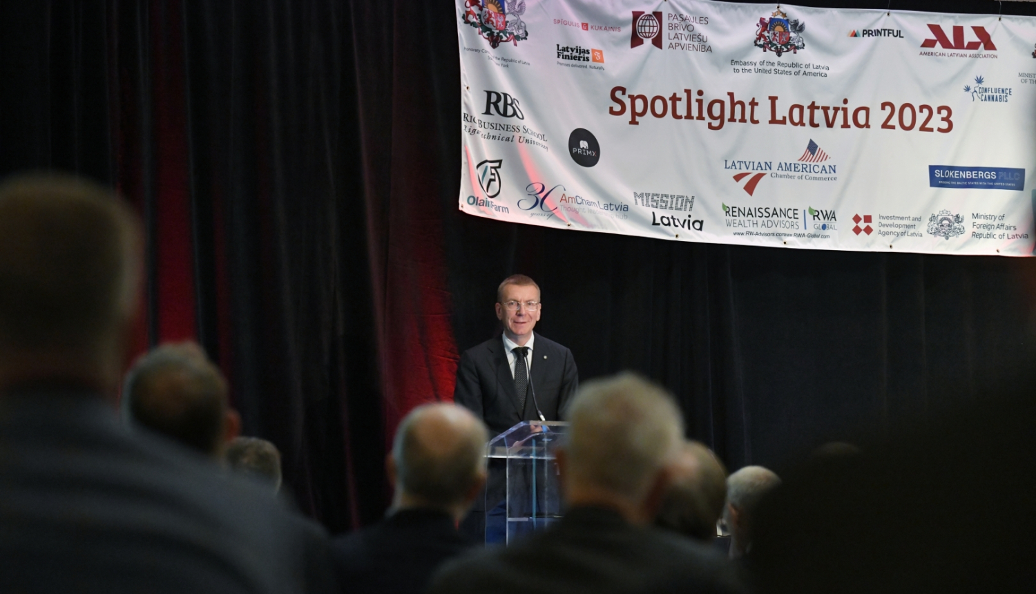 Edgars Rinkēvičs sniedz uzrunu, stāvot uz skatuves