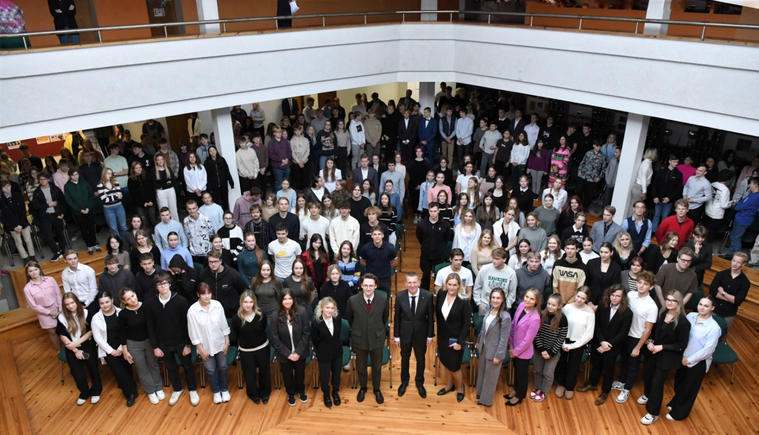 12.10.2023. Valsts prezidents Edgars Rinkēvičs tiekas ar Ādažu vidusskolas skolēniem.