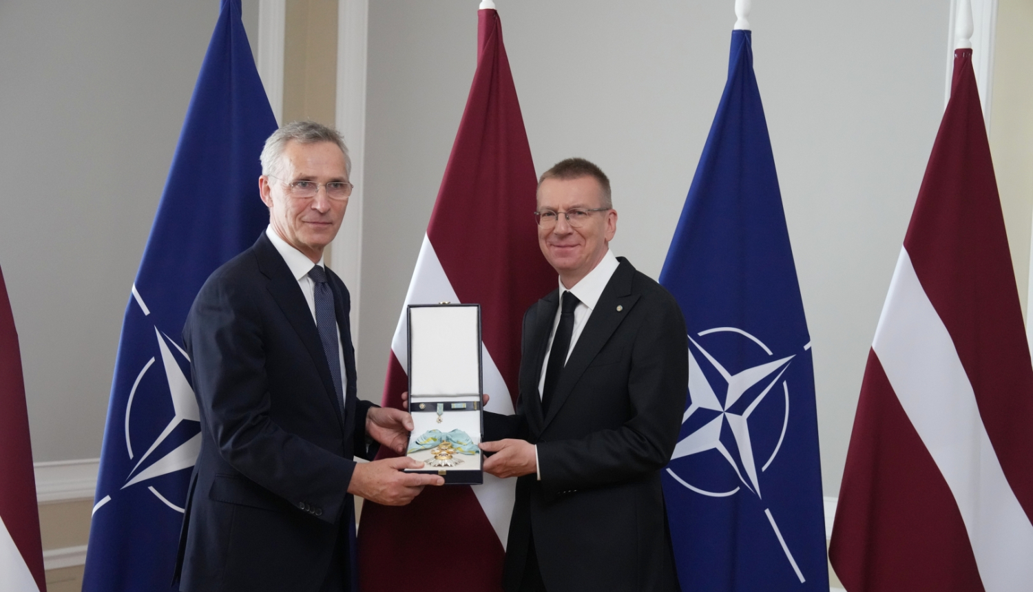 Valsts prezidents pasniedz Triju Zvaigžņu ordeni NATO ģenerālsekretāram Jensam Stoltenbergam 