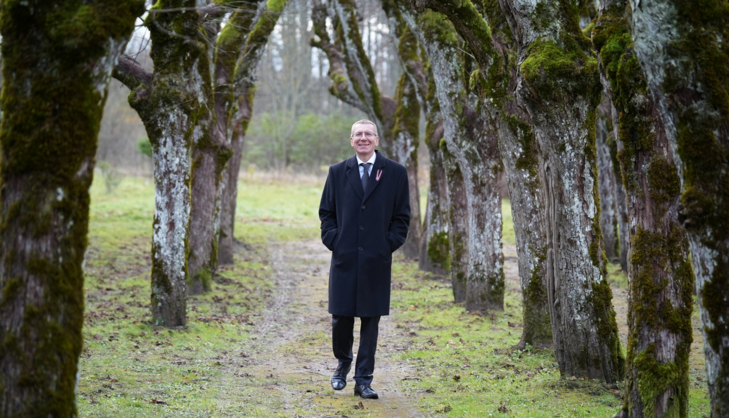 Valsts prezidents Edgars Rinkēvičs Katvaru liepu alejā