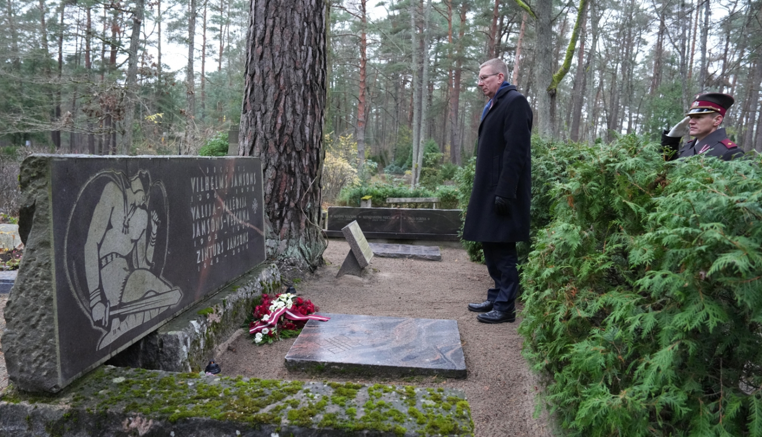 11.11.2024. Valsts prezidents Edgars Rinkēvičs godina Lāčplēša Kara ordeņa kavalieres Valijas-Valērijas Jansons-Veščūnas (1902–1990) piemiņu