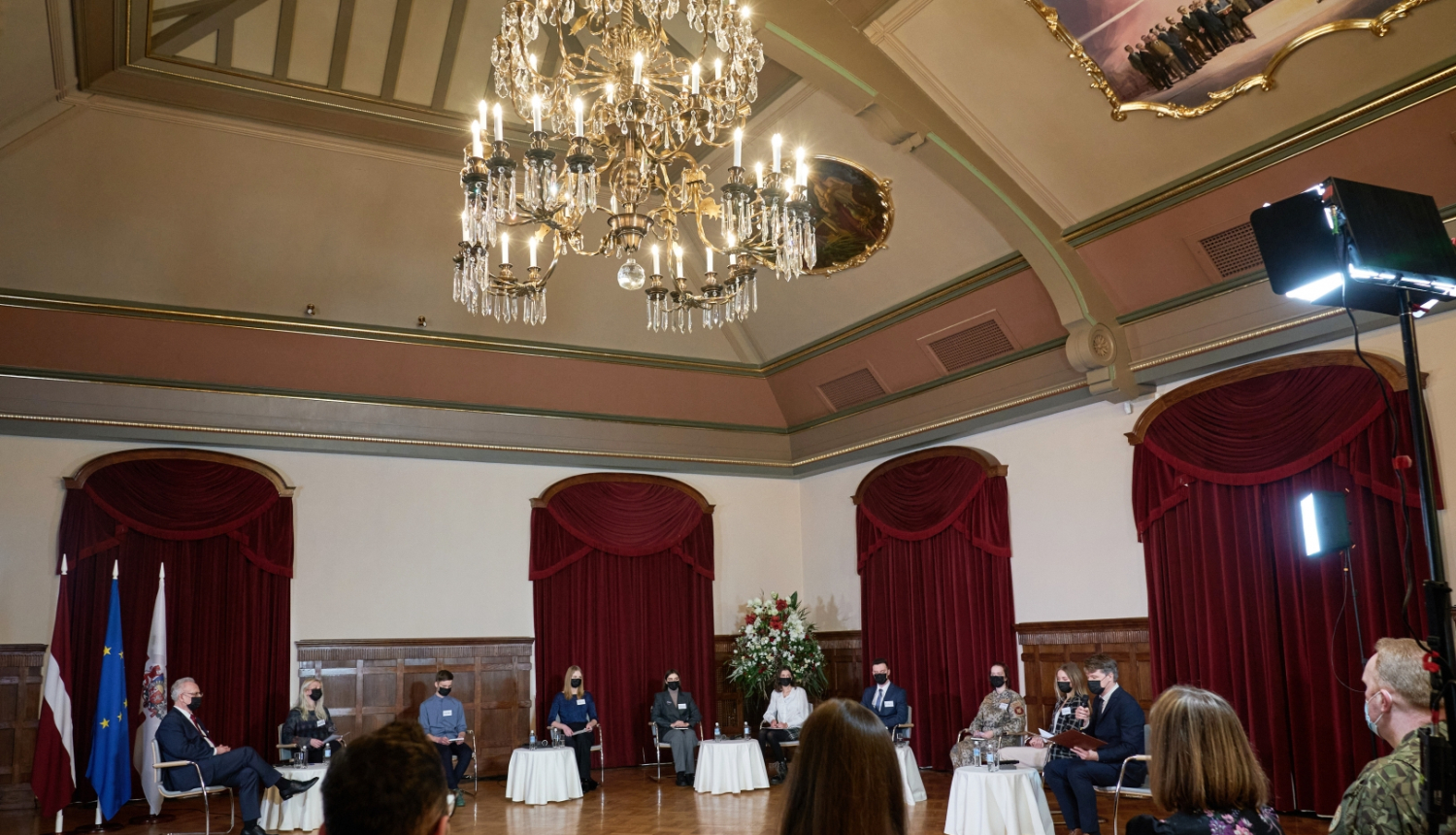 debašu dalībnieku Rīgas pils Svētku zālē