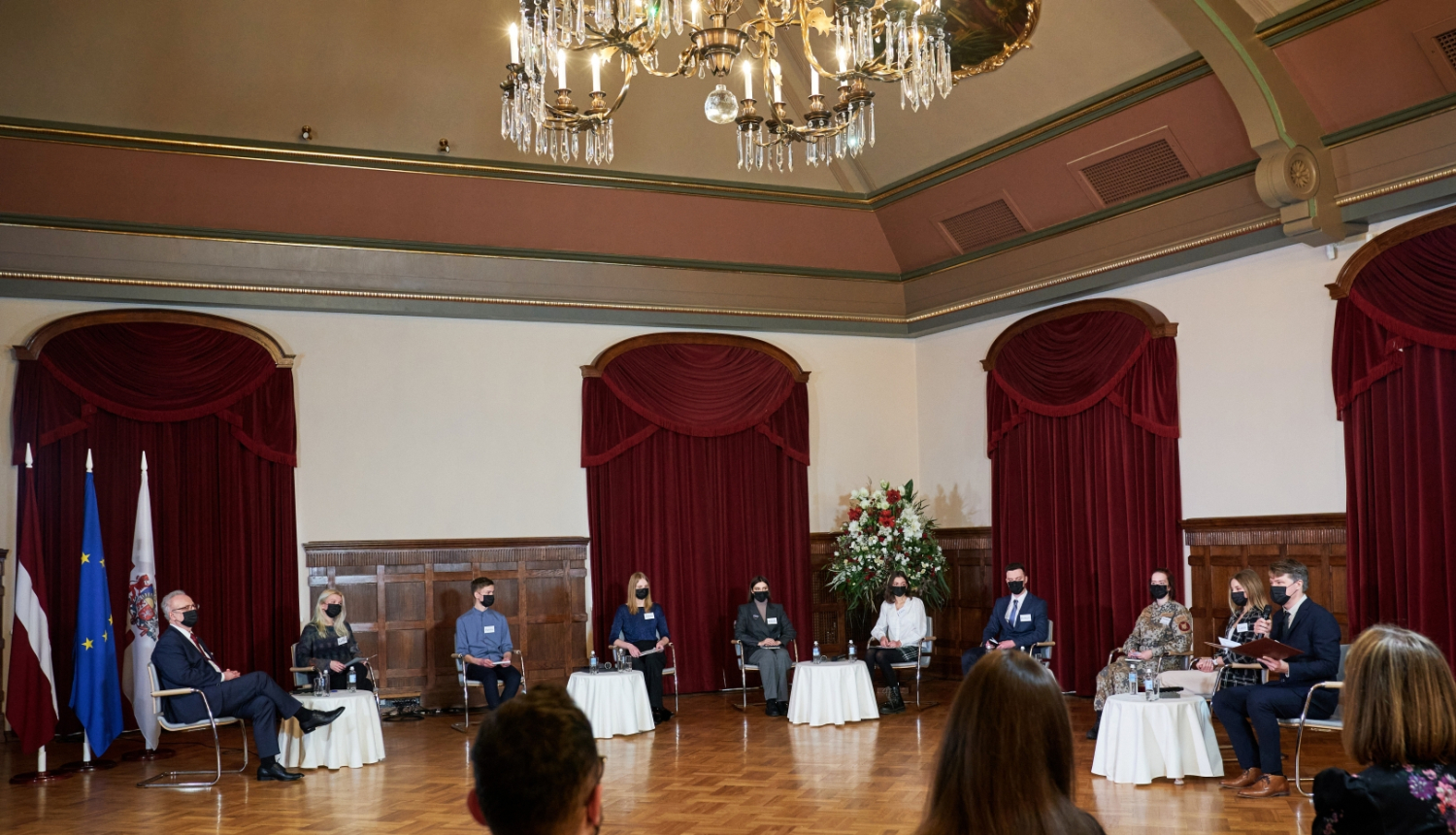 diskusijas dalībnieki Rīgas pils Svētku zālē