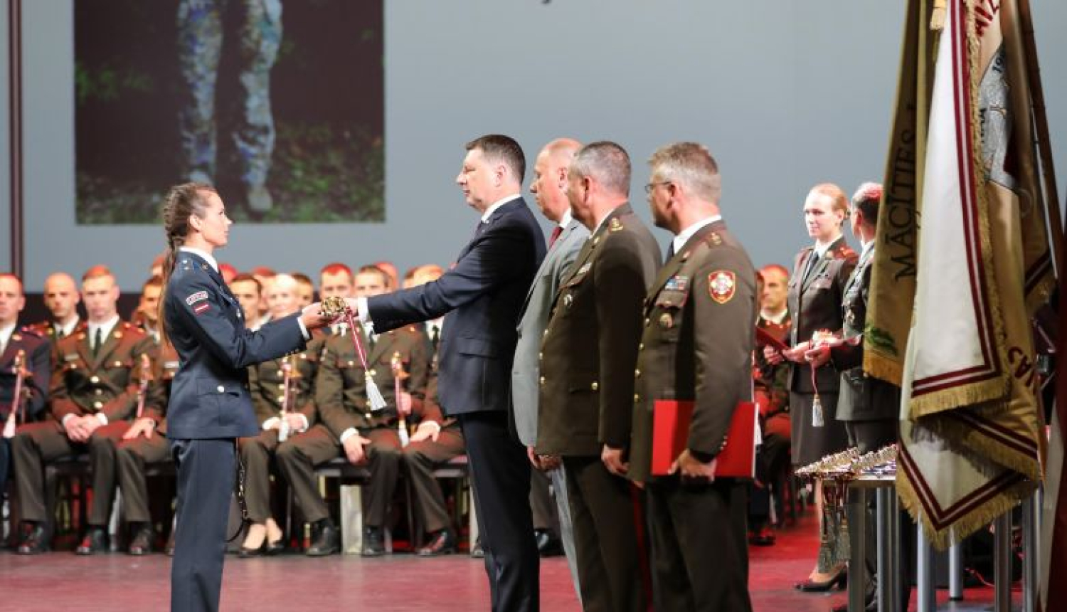 Valsts prezidents sveic Latvijas Nacionālās aizsardzības akadēmijas absolventus