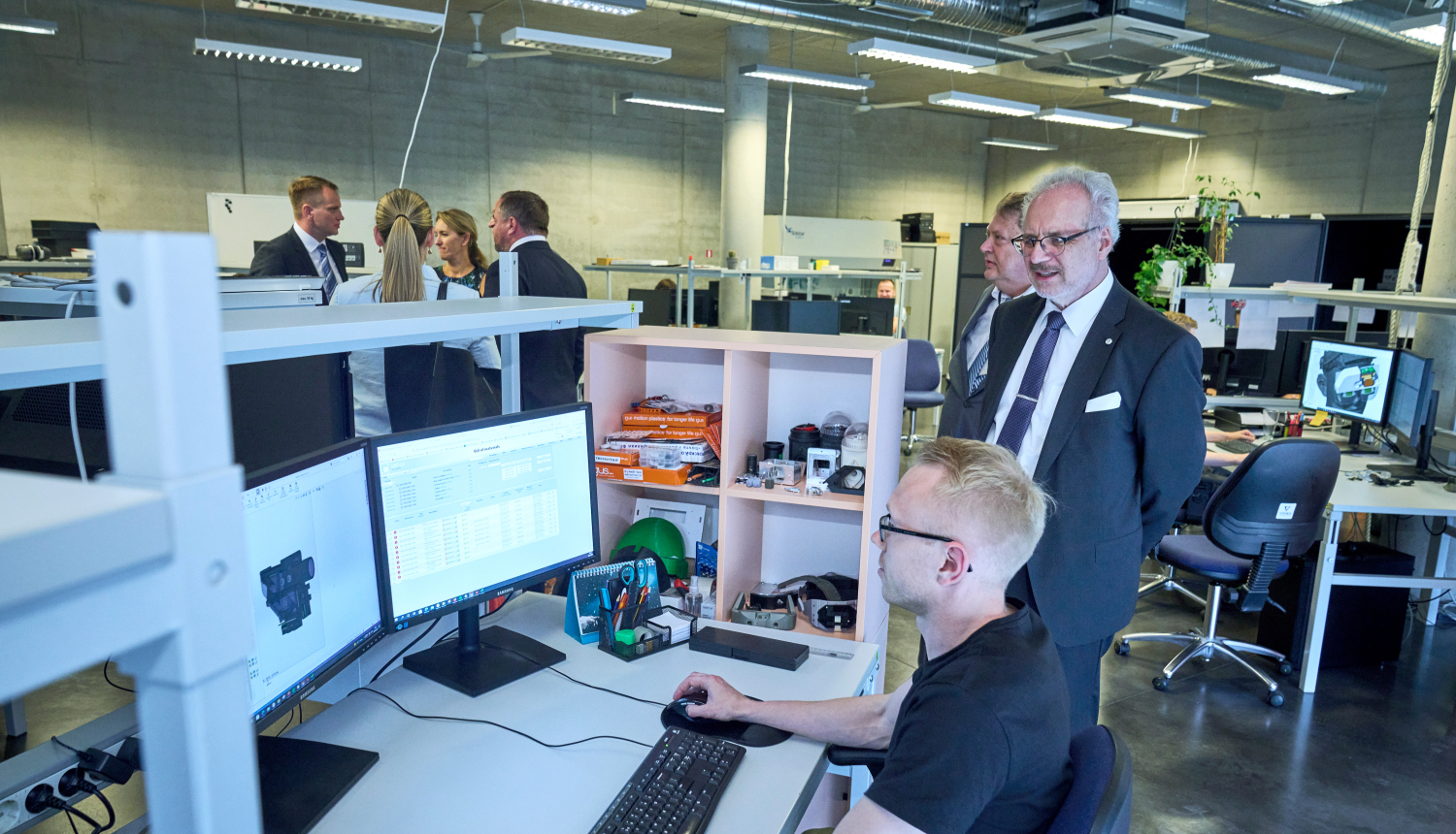 Valsts prezidents Egils Levits apmeklē augsto tehnoloģiju uzņēmumus “Hansa Matrix” un "Lightspace Technologies"