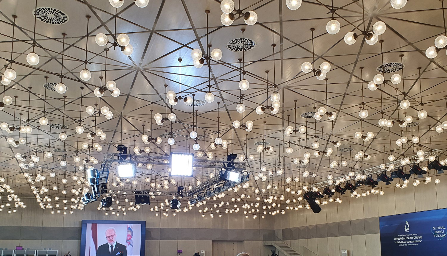 Baku foruma zāle, televizora ekrānā redzama Valsts prezidenta videouzruna