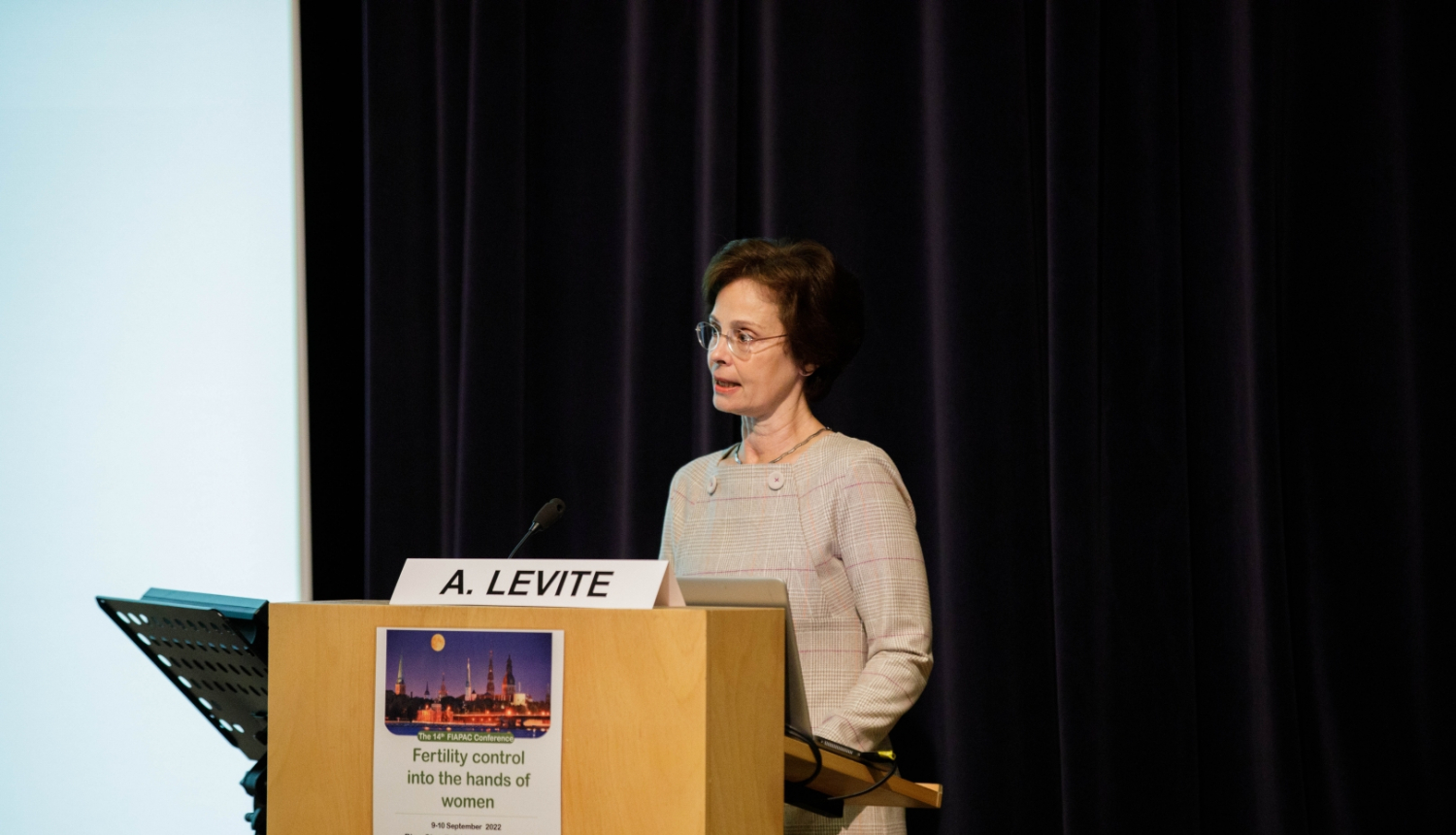 Andra Levite uzrunā klātesošos starptautiskās konferences “Auglības kontrole sievietes rokās” atklāšanā  2022. gada 9. septembrī