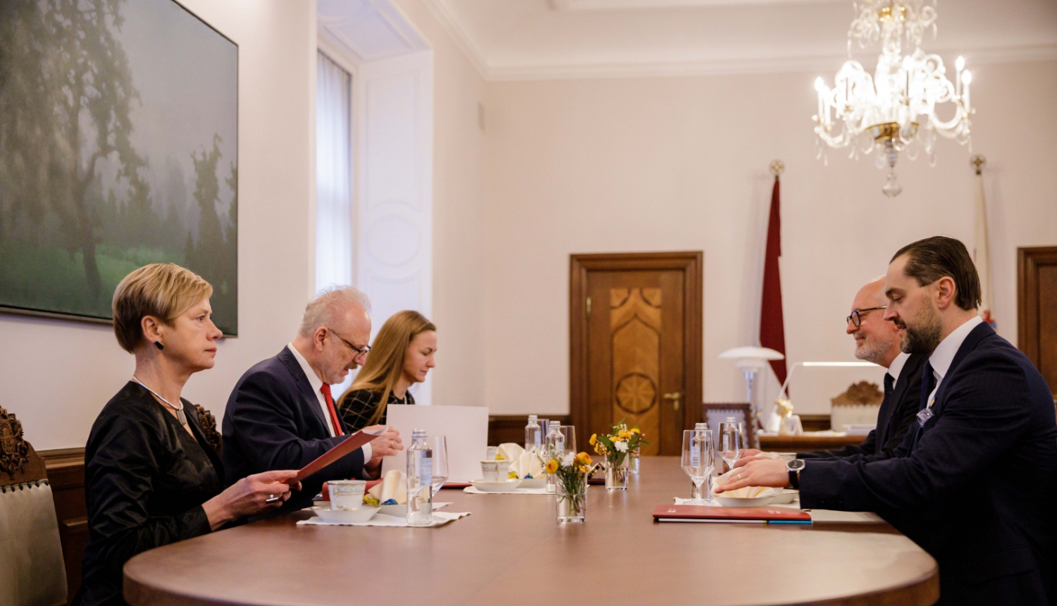 Sarunas dalībnieki pie galda Valsts prezidenta kabinetā
