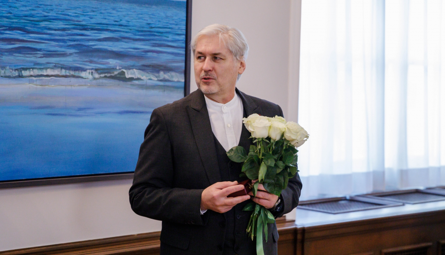 13.12.2022. Egils Levits pasniedz Valsts prezidenta medaļu diriģentam Sigvardam Kļavam. 