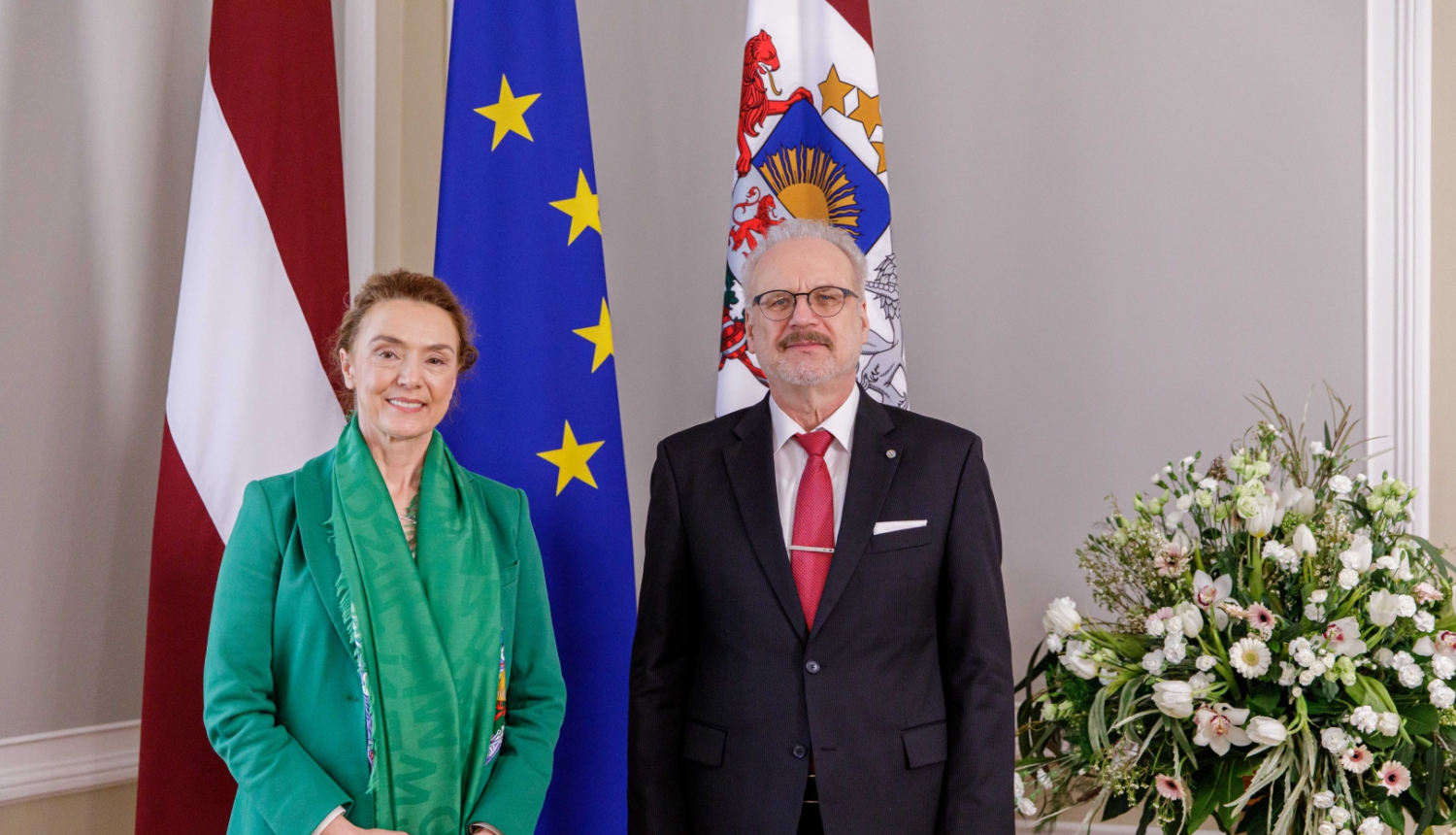 No kreisās: Eiropas Padomes ģenerālsekretāre Marija Pejčinoviča Buriča, Latvijas Valsts prezidents Egils Levits. Foto uzņemts Rīgas pils Ģērboņu zālē. Fonā Latvijas, Eiropas Savienības un Valsts prezidenta standarta karogi un ziedu kompozīcija. Foto autors: Dāvis Doršs, Valsts prezidenta kanceleja.