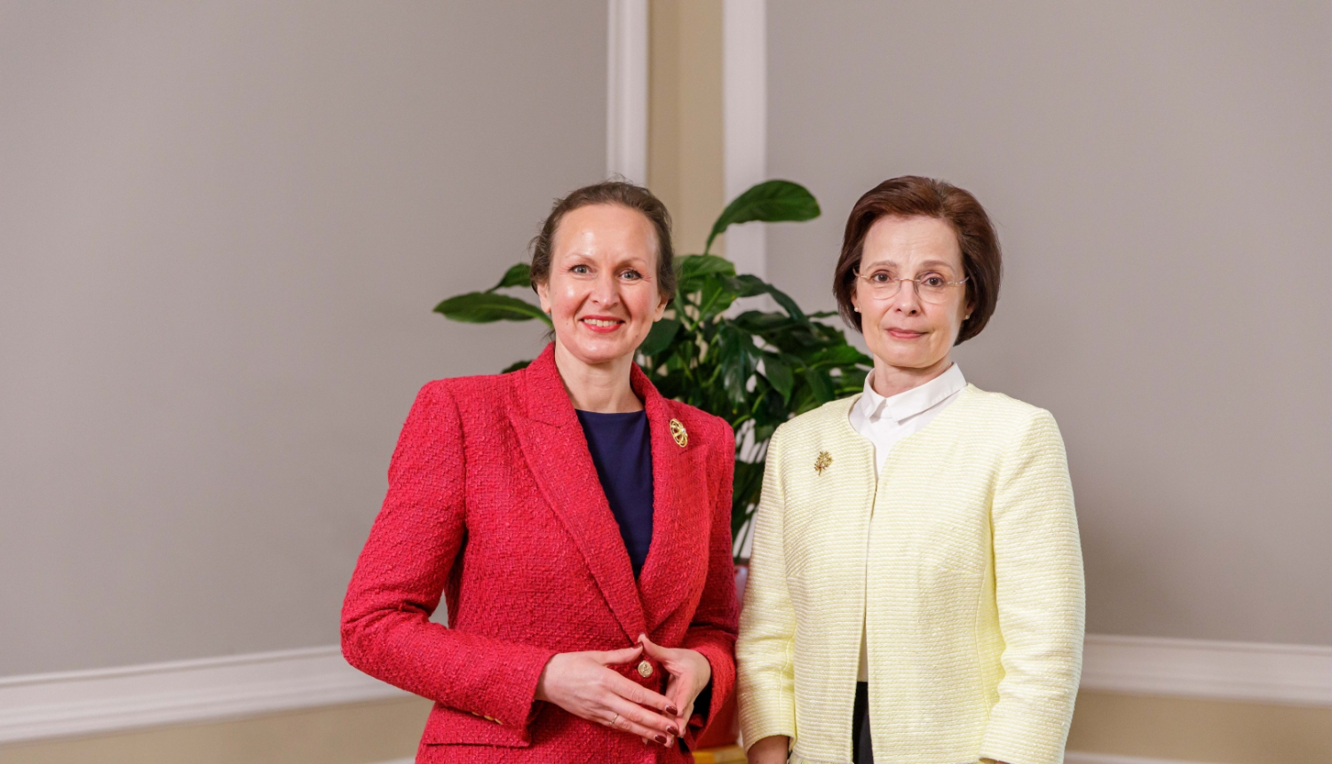 No kreisās: veselības ministre Līga Meņģelsone un Andra Levite Rīgas pils Ģerboņu zālē pirms tikšanās 2023. gaa 27. aprīlī. 