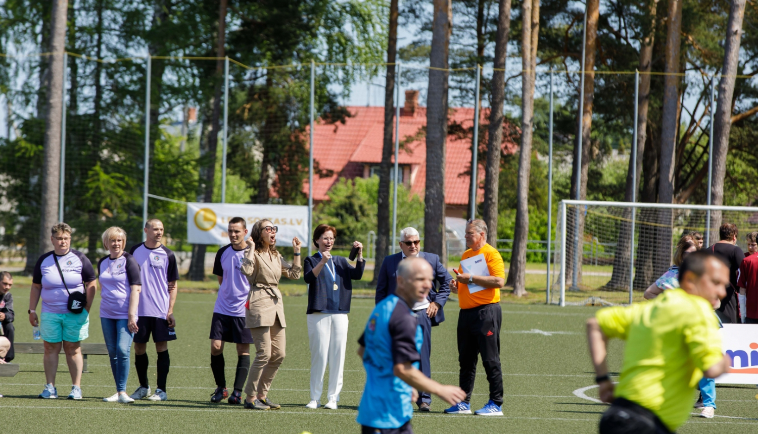 Andra Levite atbalsta futbola spēlē starptautiskā labdarības mini futbola turnīra “Seni Cup 2023” dalībniekus