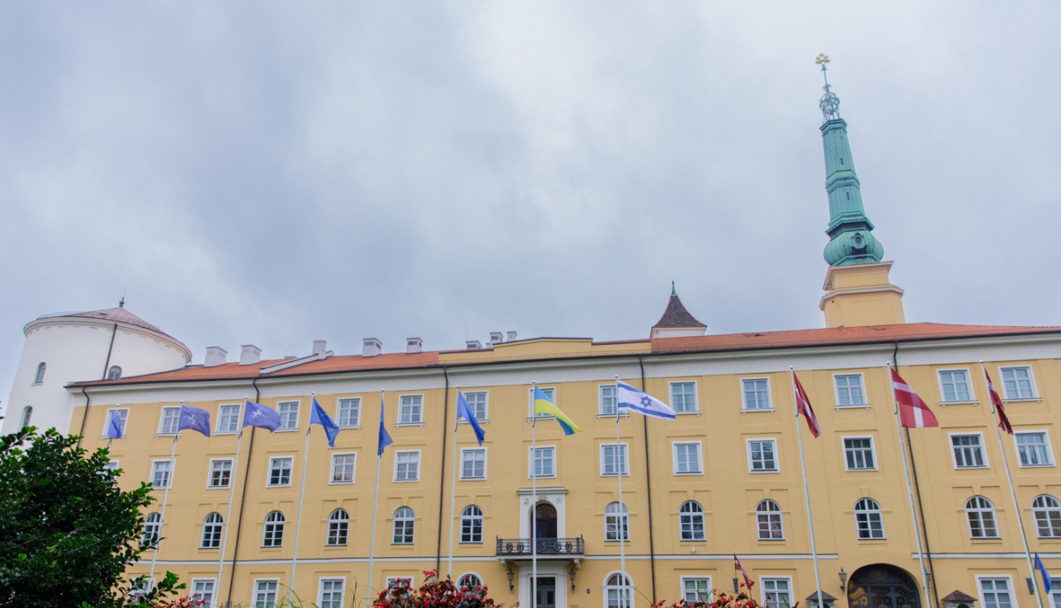 Mastā pie Rīgas pils pacelts Izraēlas karogs, paužot solidaritāti Izraēlai