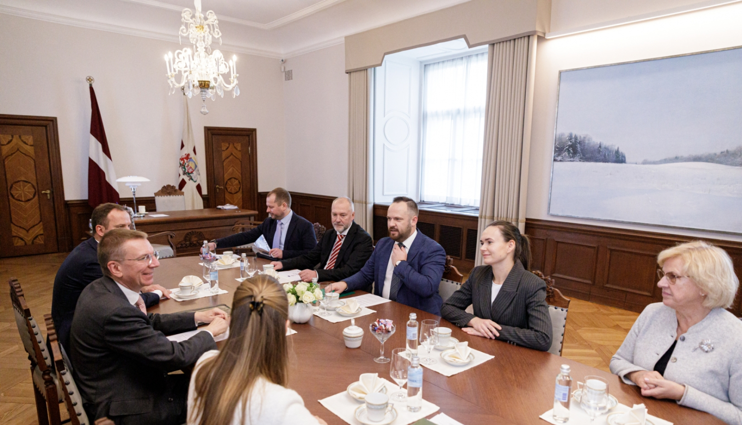 Sarunas dalībnieki ar galdu Valsts prezidenta kabinetā
