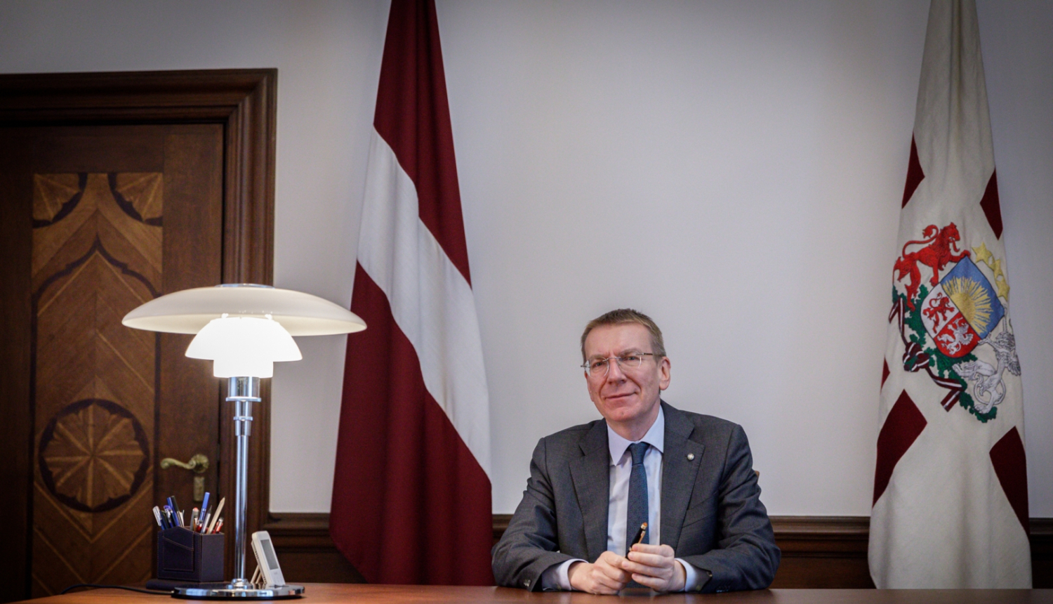 Valsts prezidents Edgars Rinkēvičs darba kabinetā pie galda