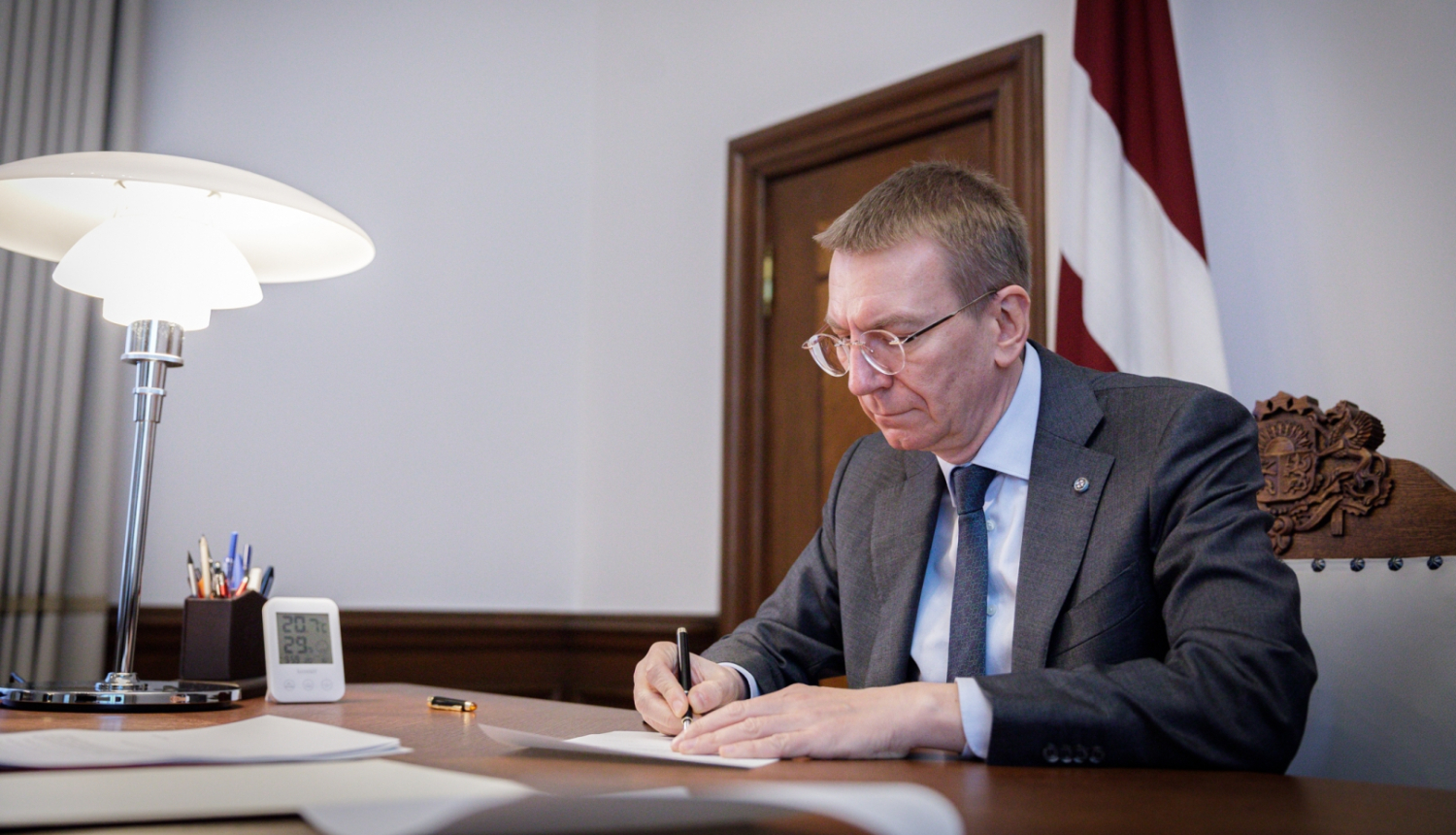 Edgars Rinkēvičs paraksta likumprojektus