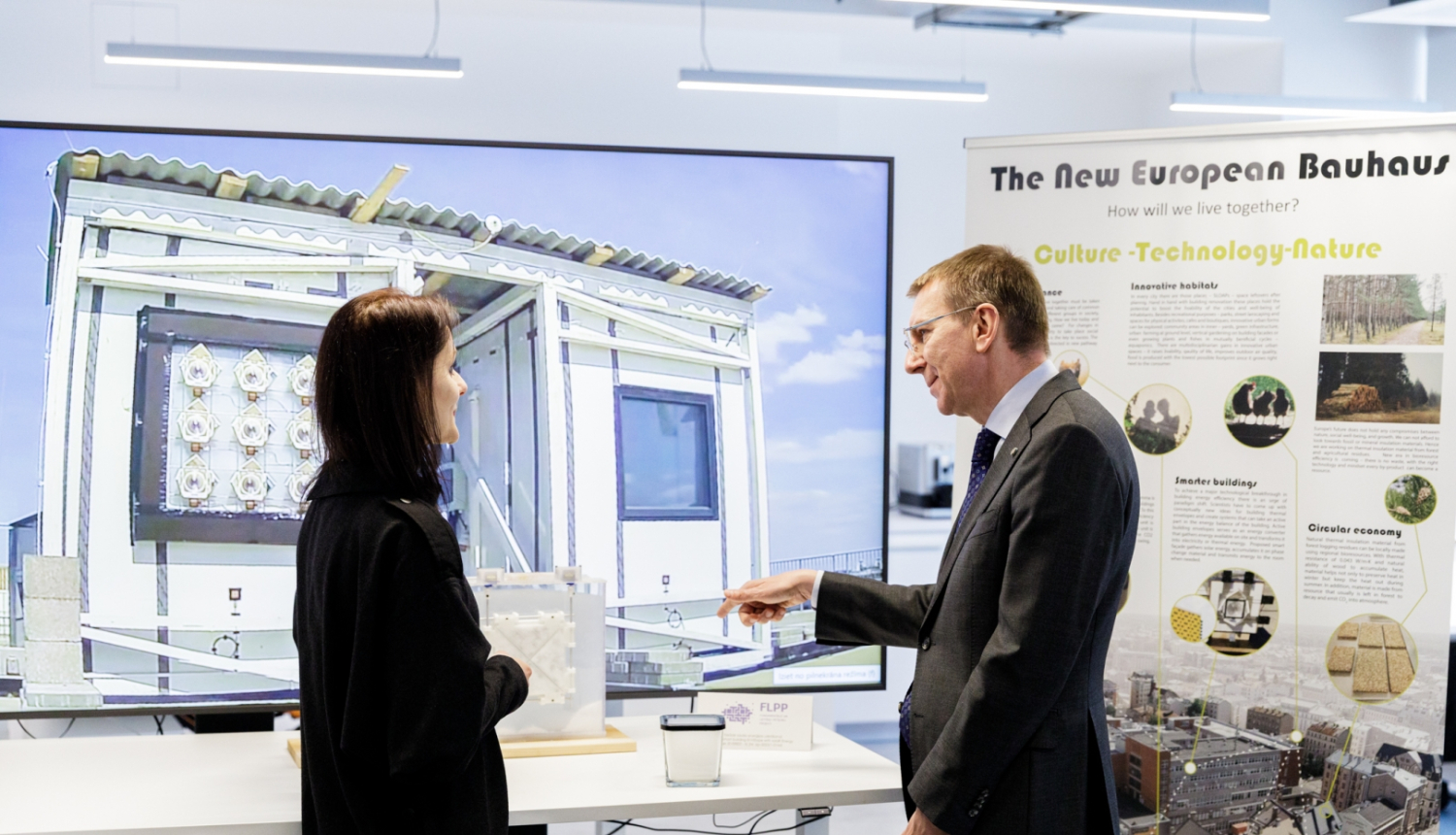 Valsts prezidents apskata laboratoriju