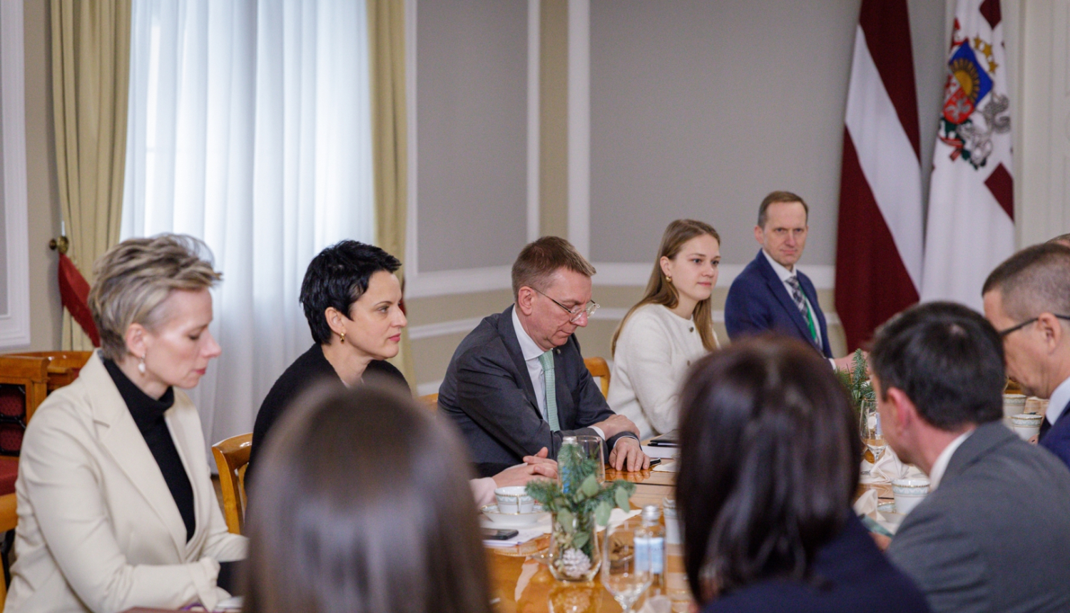 Sarunas dalībnieki sēž ap galdu Rīgas pils Ģerboņu zālē