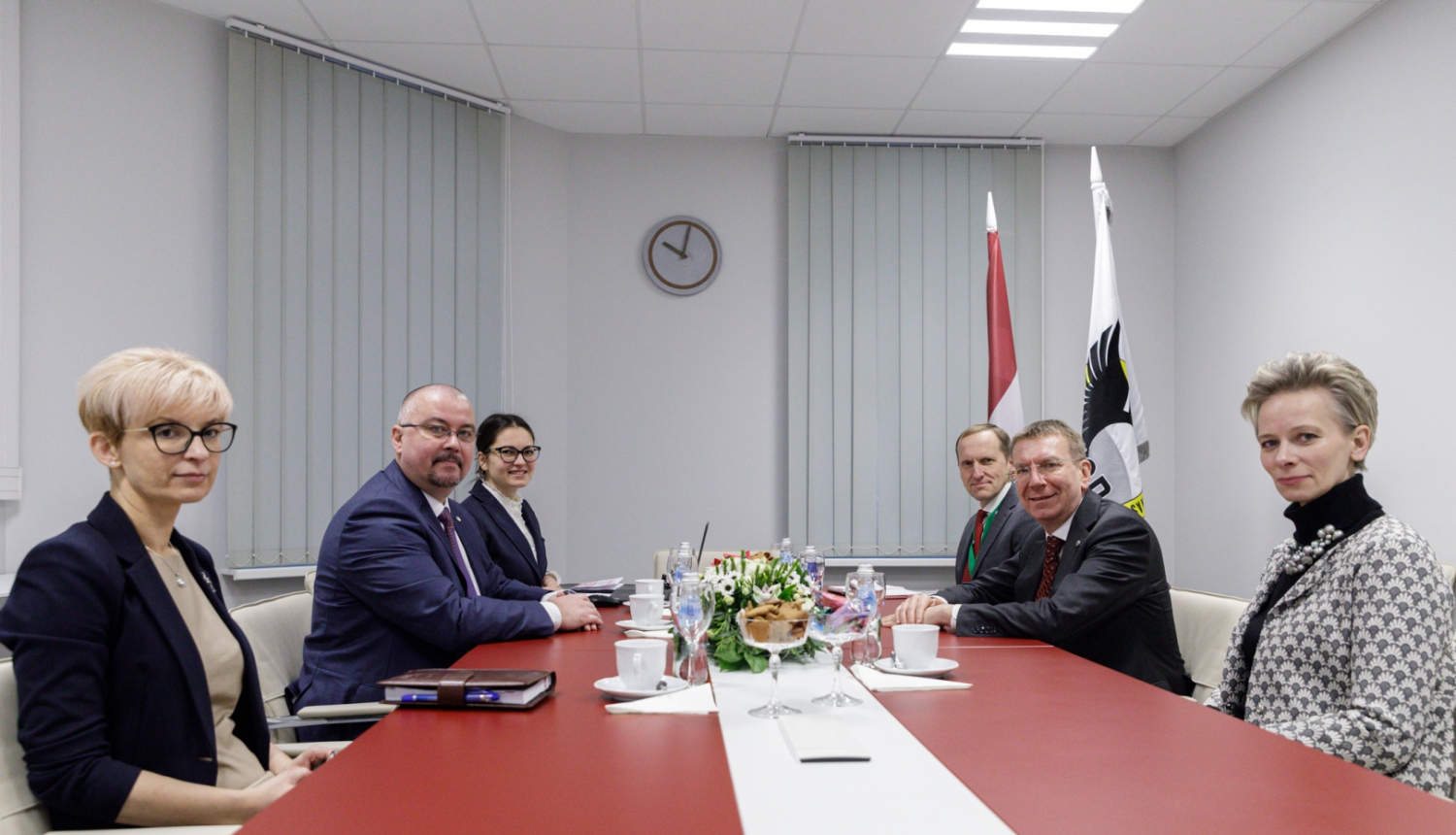 Sarunas dalībnieki ar galdu KNAB priekšnieka kabinetā