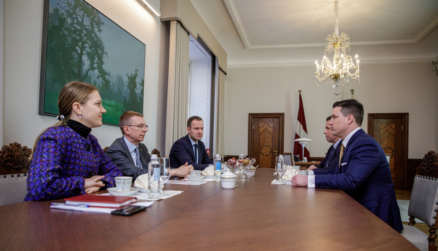 03.01.2024. Valsts prezidenta Edgara Rinkēviča tikšanās ar Latvijas Viesnīcu un restorānu asociācijas prezidentu Andri Kalniņu un valdes locekli Ēriku Lingebērziņu