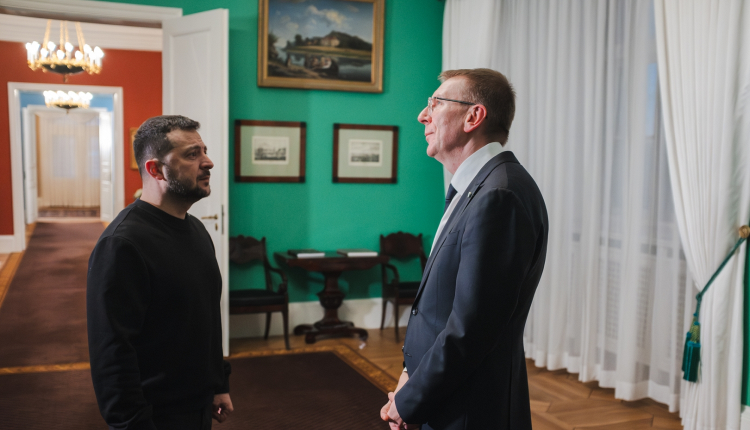 Valsts prezidents Edgars Rinkēvičs sarunājas ar Ukrainas prezidentu Volodimiru Zelenski Rīgas pils Zaļajā salonā.