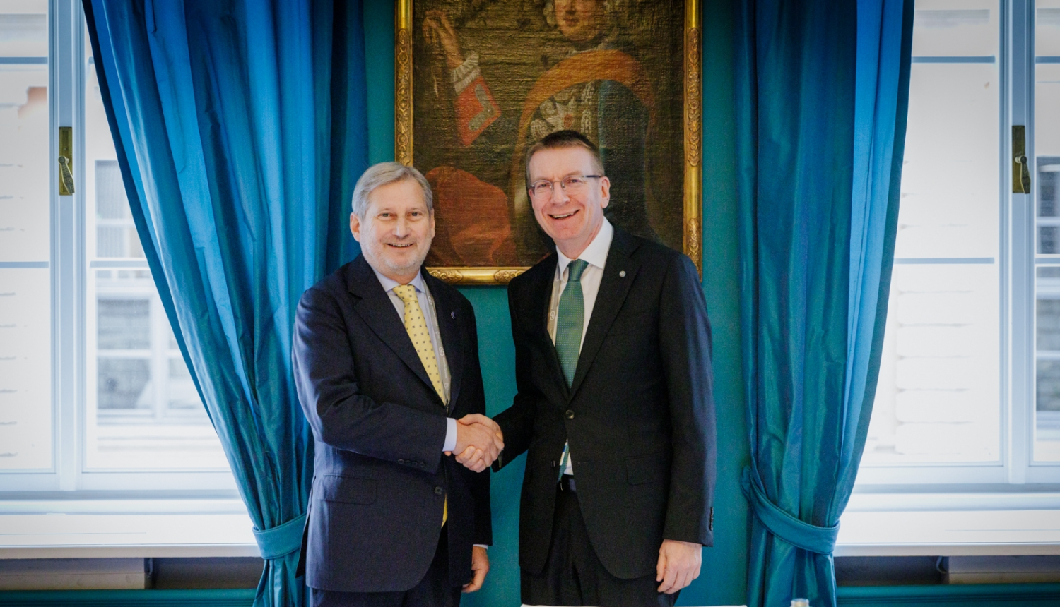 16.02.2024. Valsts prezidenta Edgara Rinkēviča tikšanās ar Eiropas Komisijas budžeta un administrācijas komisāru Johannesu Hānu (Mr Johannes Hahn) Minhenes drošības konferencē