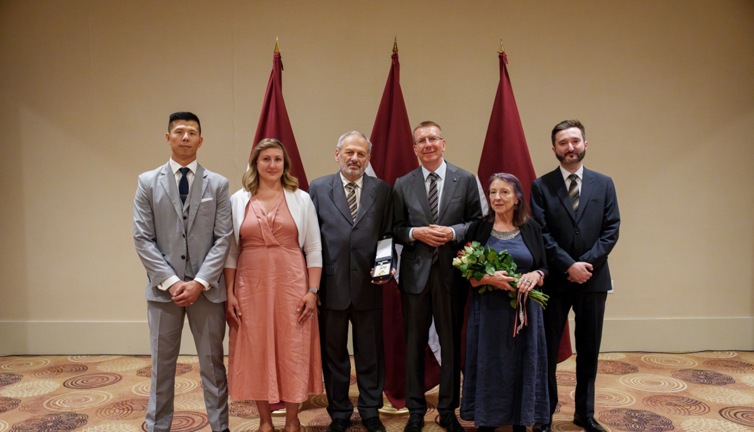 06.07.2024. Valsts prezidents Edgars Rinkēvičs Toronto, Kanādā, pasniedz Triju Zvaigžņu ordeni latviešu sabiedriskajam darbiniekam Kanādā Viesturam Arvīdam Zariņam.