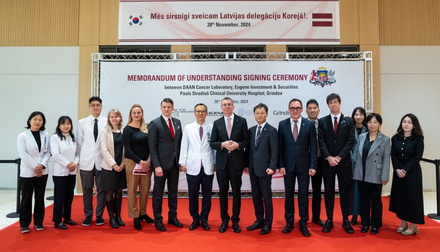 Valsts prezidents Edgars Rinkēvičs darba vizītes laikā Korejas Republikas galvaspilsētā Seulā apmeklē Yonsei Severance slimnīcas onkoloģijas izpētes laboratoriju Daan Cancer Lab