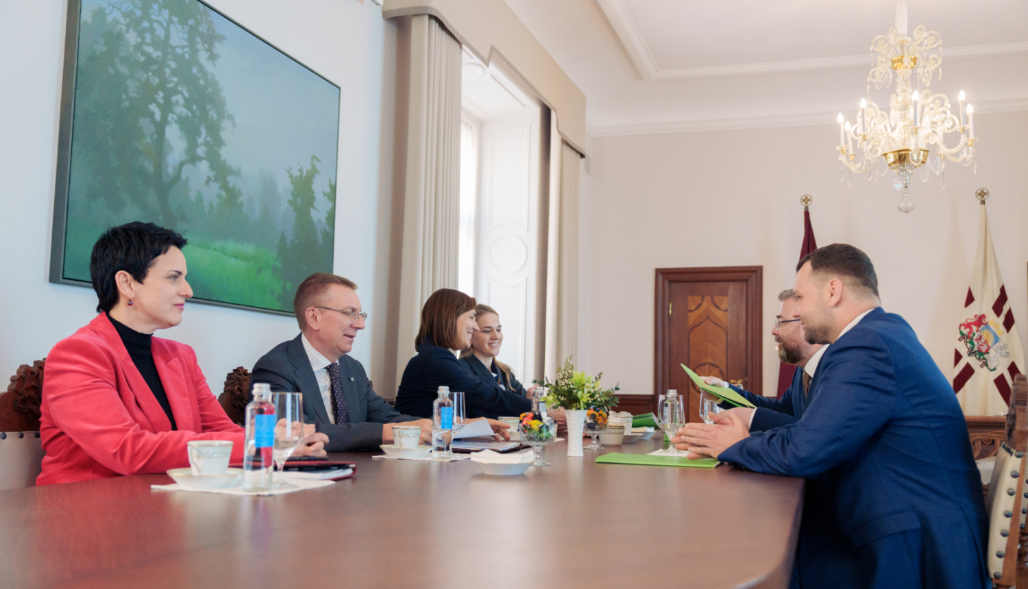 23.04.2025. Valsts prezidenta Edgara Rinkēviča tikšanās ar labklājības ministru Reini Uzulnieku