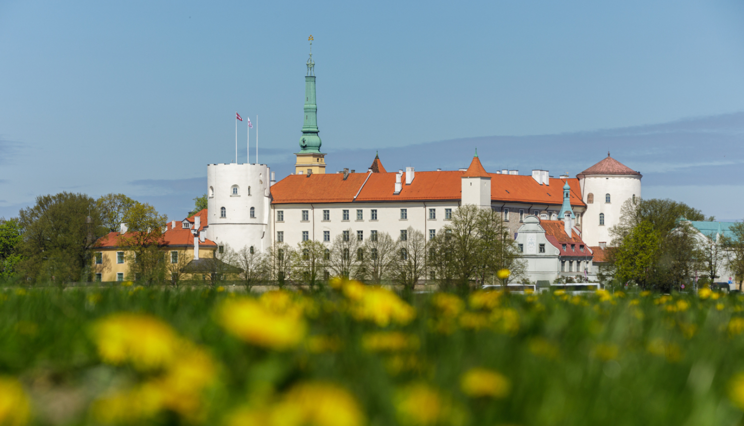 Rīgas pils pavasarī no AB dambja