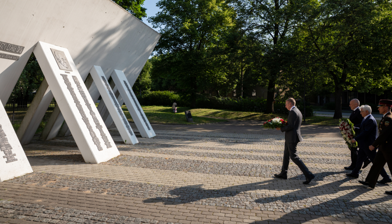 Valsts prezidents Edgars Rinkēvičs noliek ziedus pie Holokausta upuru piemiņas memoriāla