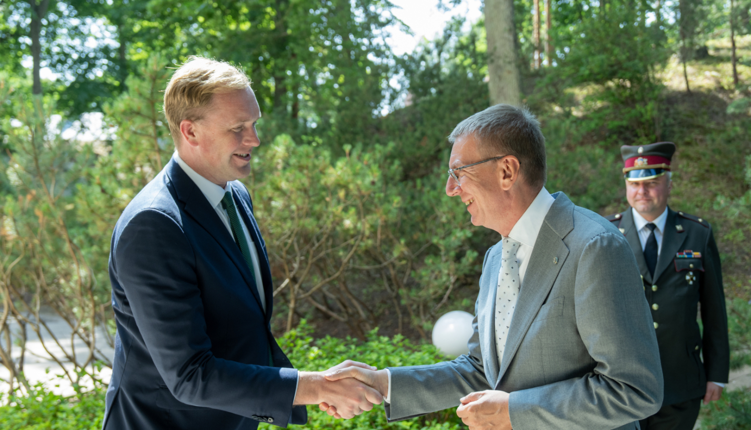 Valsts prezidents Edgars Rinkēvičs Jūrmalas rezidencē tiekas ar ekonomikas ministru Viktoru Valaini