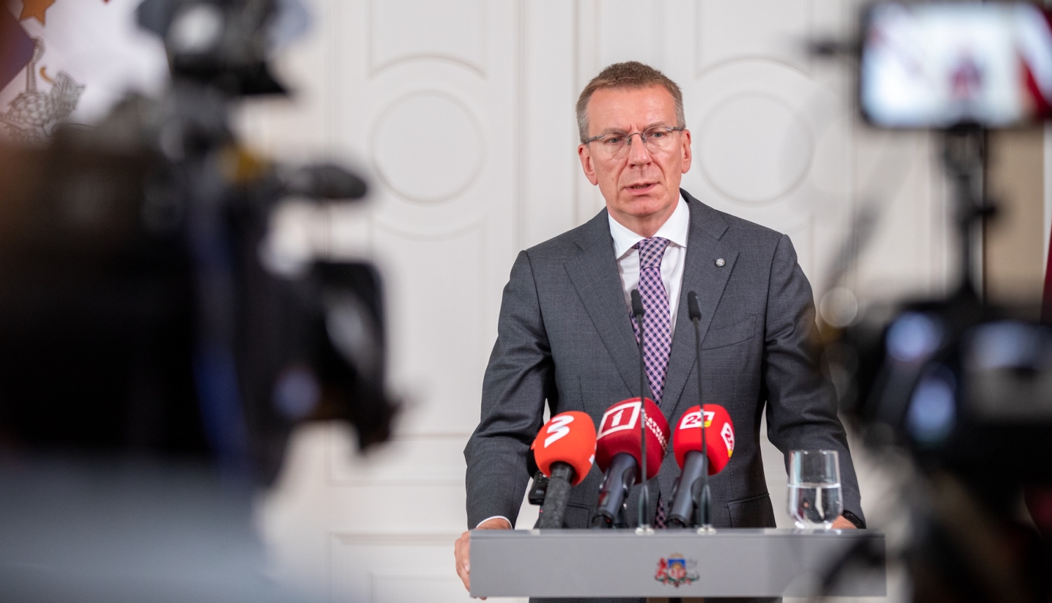 Valsts prezidents pie pults sniedz komentāru medijiem