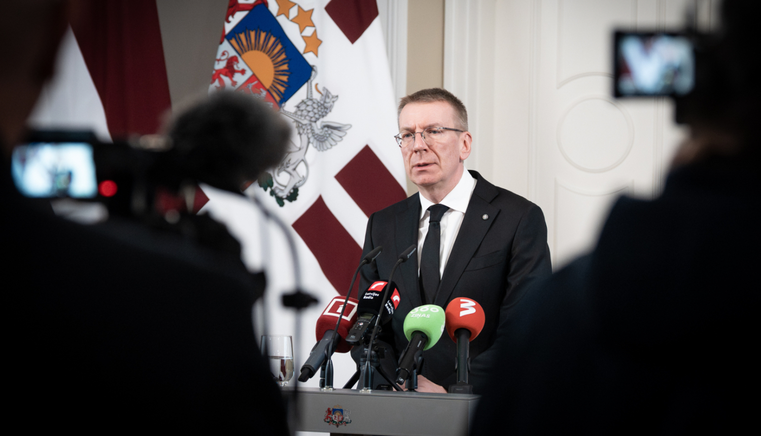Valsts prezidents Edgars Rinkēvičs sniedz komentārus medijiem par godīgu un drošu 2026. gada Saeimas vēlēšanu organizēšanu