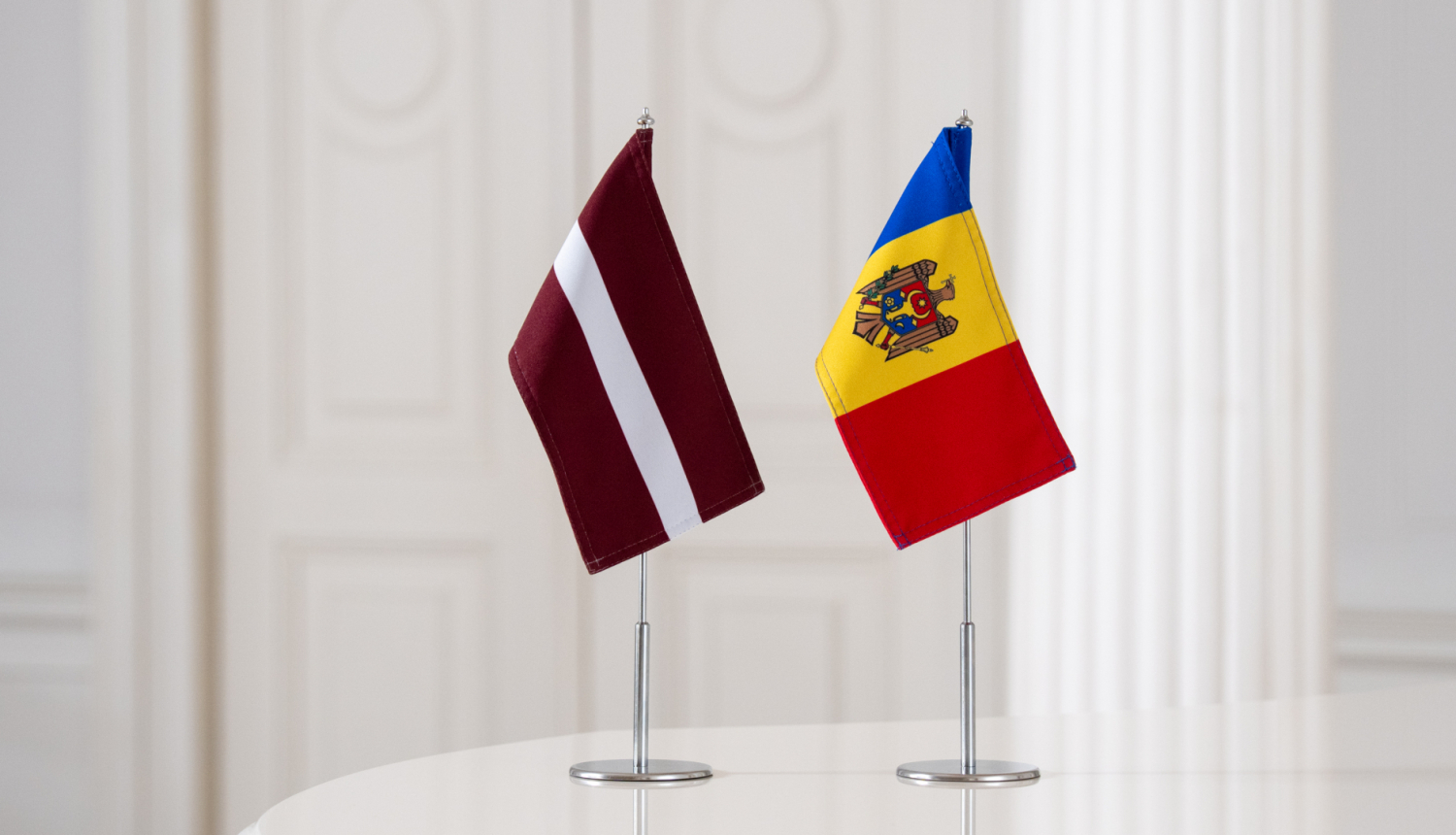 Latvijas un Moldovas karodziņi