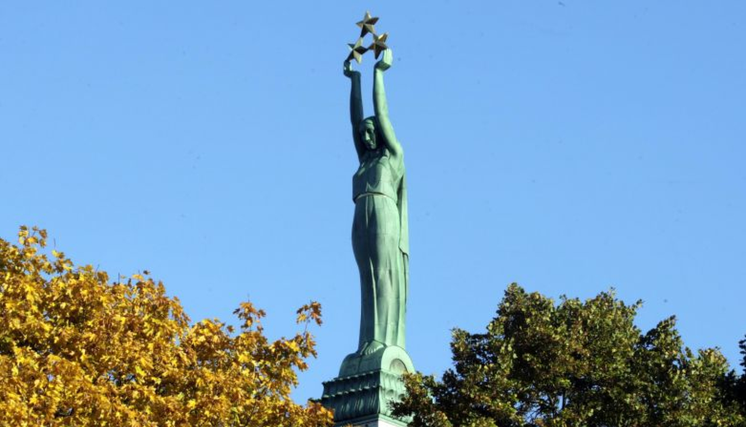 Valsts prezidents Brīvības pieminekļa atklāšanā pēc rekonstrukcijas aicina ikvienu celt pieminekli Latvijai ar savu darbu un zināšanām