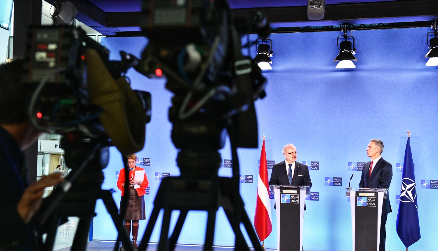 Egils Levits un Jenss Stoltenbergs preses konferencē NATO ēkā Briselē