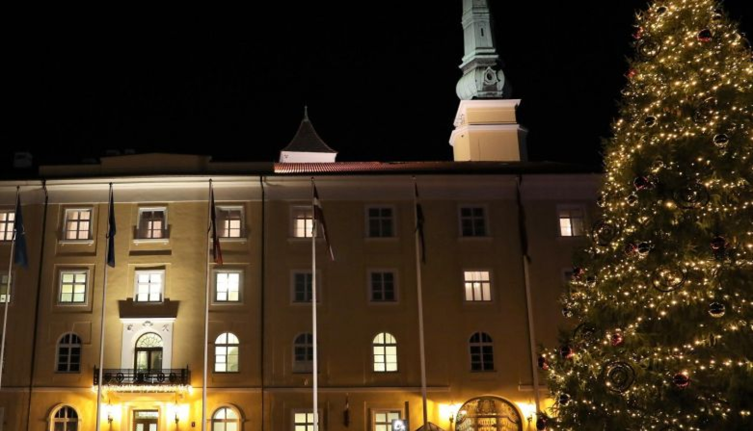 Valsts prezidents kopā ar kuplām Latvijas ģimenēm pie Rīgas pils iededz Ziemassvētku egli