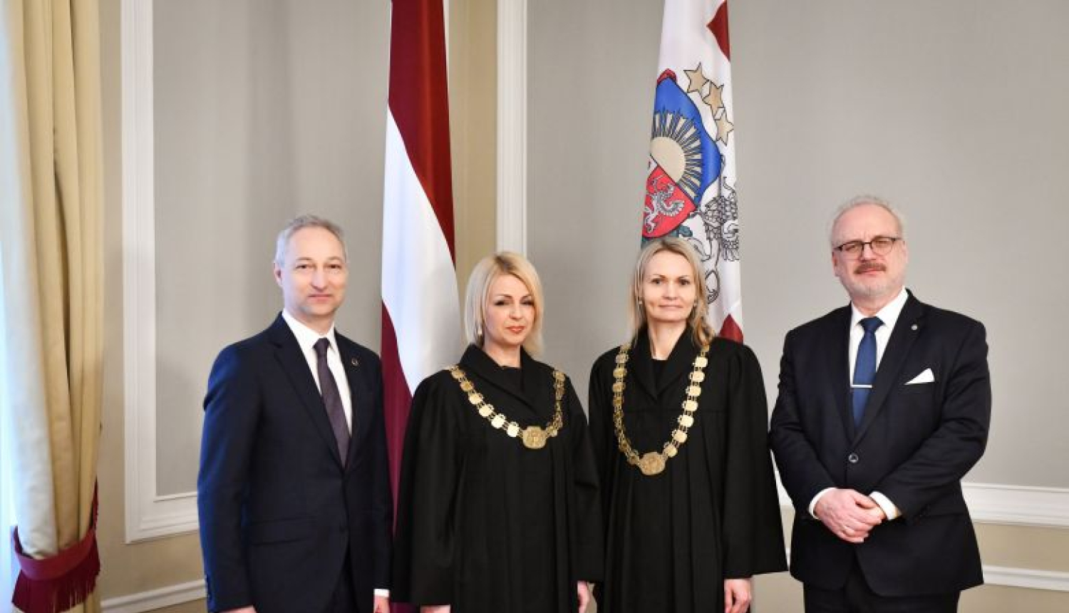 Valsts prezidentam Egilam Levitam tiesneša zvērestu dod tiesneses Kristiāna Grosfogele un Aija Briede