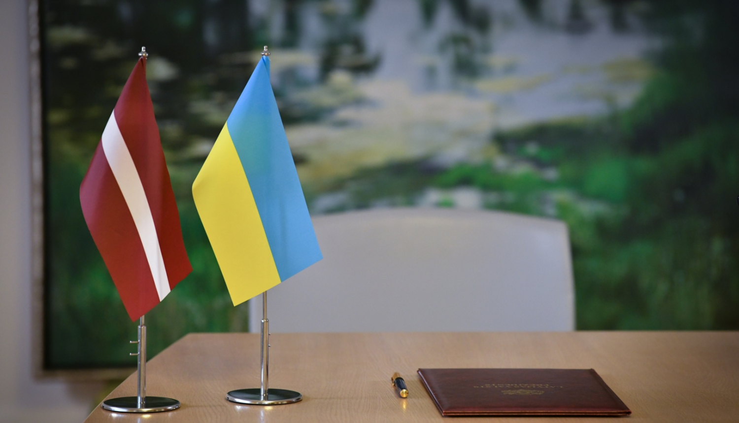 Latvijas un Ukrainas karodziņi uz galda