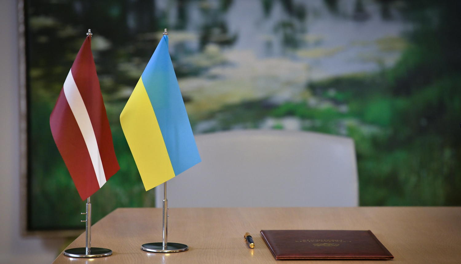 Latvijas un Ukrainas karogi