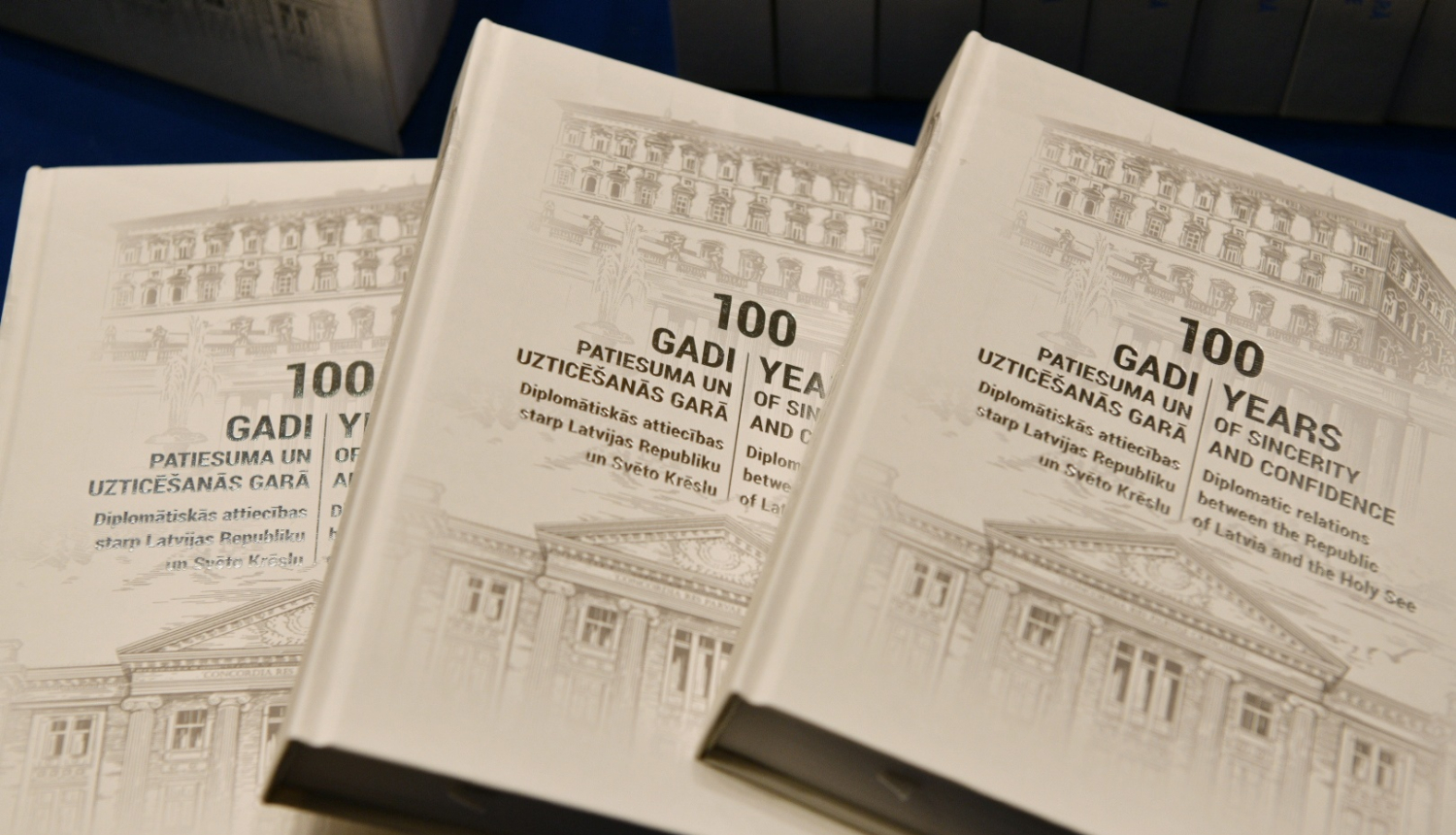 Rakstu un dokumentu krājums “100 gadi patiesuma un uzticēšanās garā. Diplomātiskās attiecības starp Latvijas Republiku un Svēto Krēslu”
