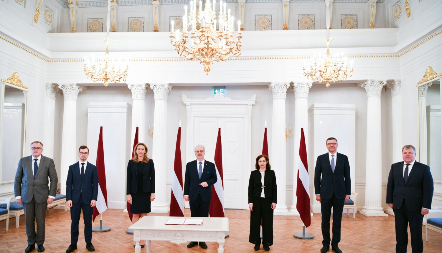 No kreisās: A. Ašeradens, A. T. Plešs, I. Ilvesa, E. Levits, I. Šuplinska, J. Reirs, G. Kaminskis