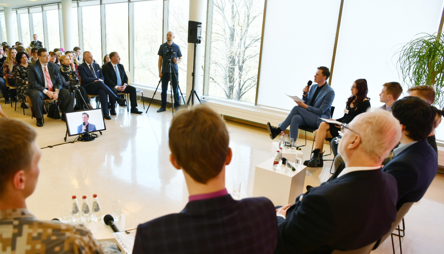 skats uz diskusiju zālē