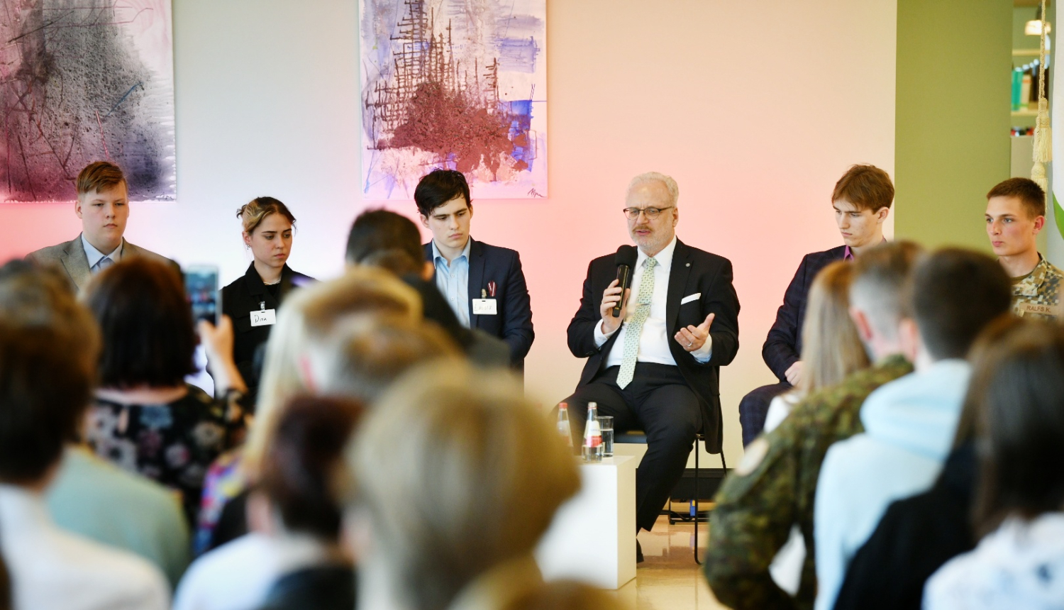 Valsts prezidents un jaunieši diskutē